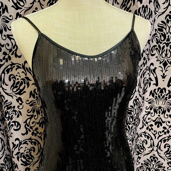 Sleeveless sequins dress - Picture 1 of 9